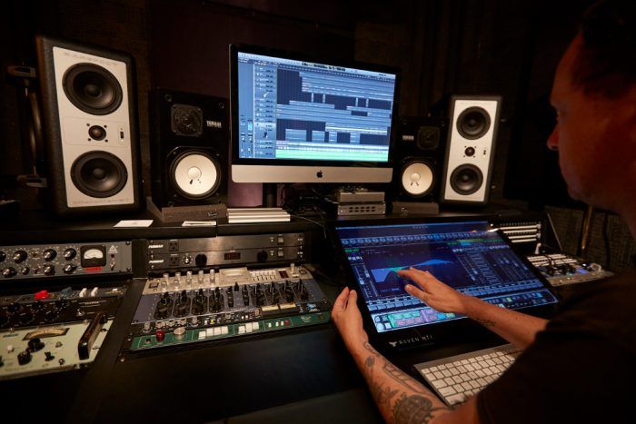 Postproducción de audio para publicidad y contenido digital en La Joya Music.